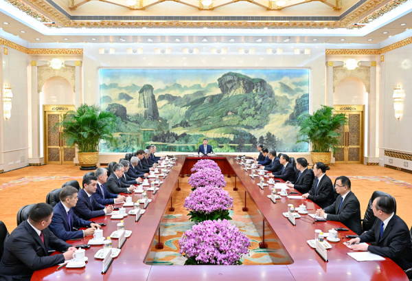 Xi Jinping Has a Group Meeting with Heads of Foreign Delegations Attending the Meeting of the Council of the Ministers of Foreign Affairs of the SCO Member States